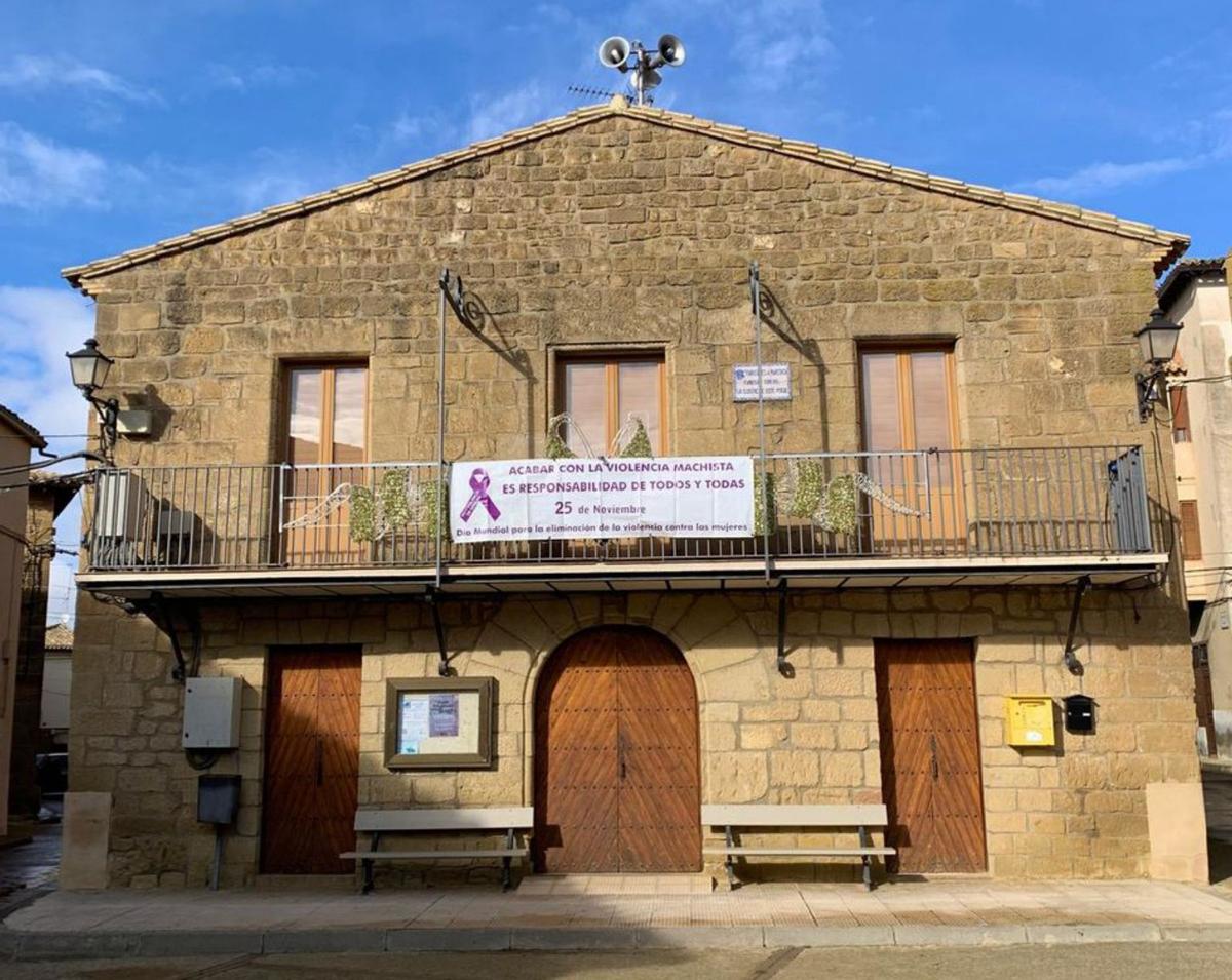 El consistorio de Farasdués lució una pancarta por el 25N. | SERVICIO ESPECIAL