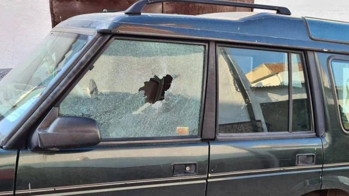 El ataque causó daños a los vehículos de los vecinos .