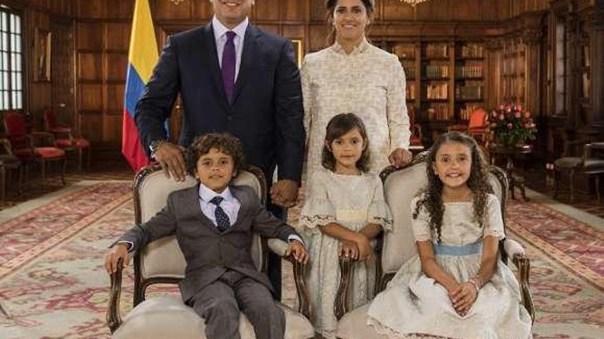 Iván Duque con su familia, tras la investidura.