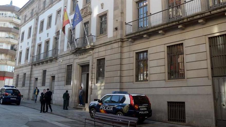 Exterior del edificio de la Audiencia de Pontevedra, en donde esta mañana se celebró el juicio.