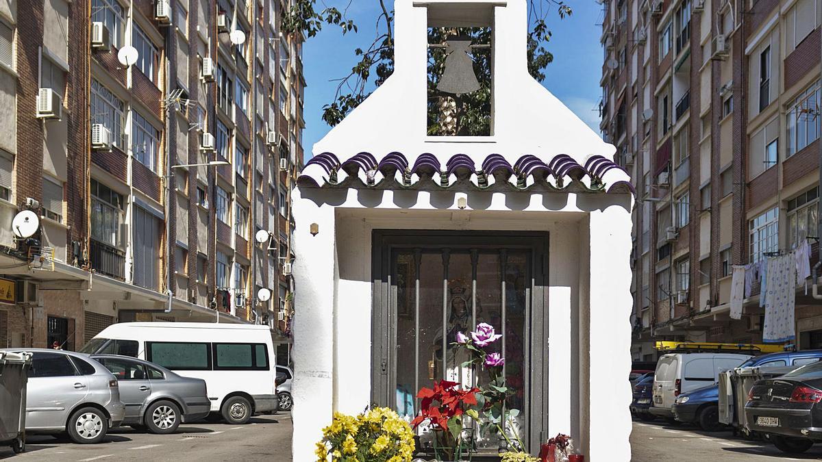 Capilla de la calle Calerito, con la Virgen del Carmen en uno de sus lados