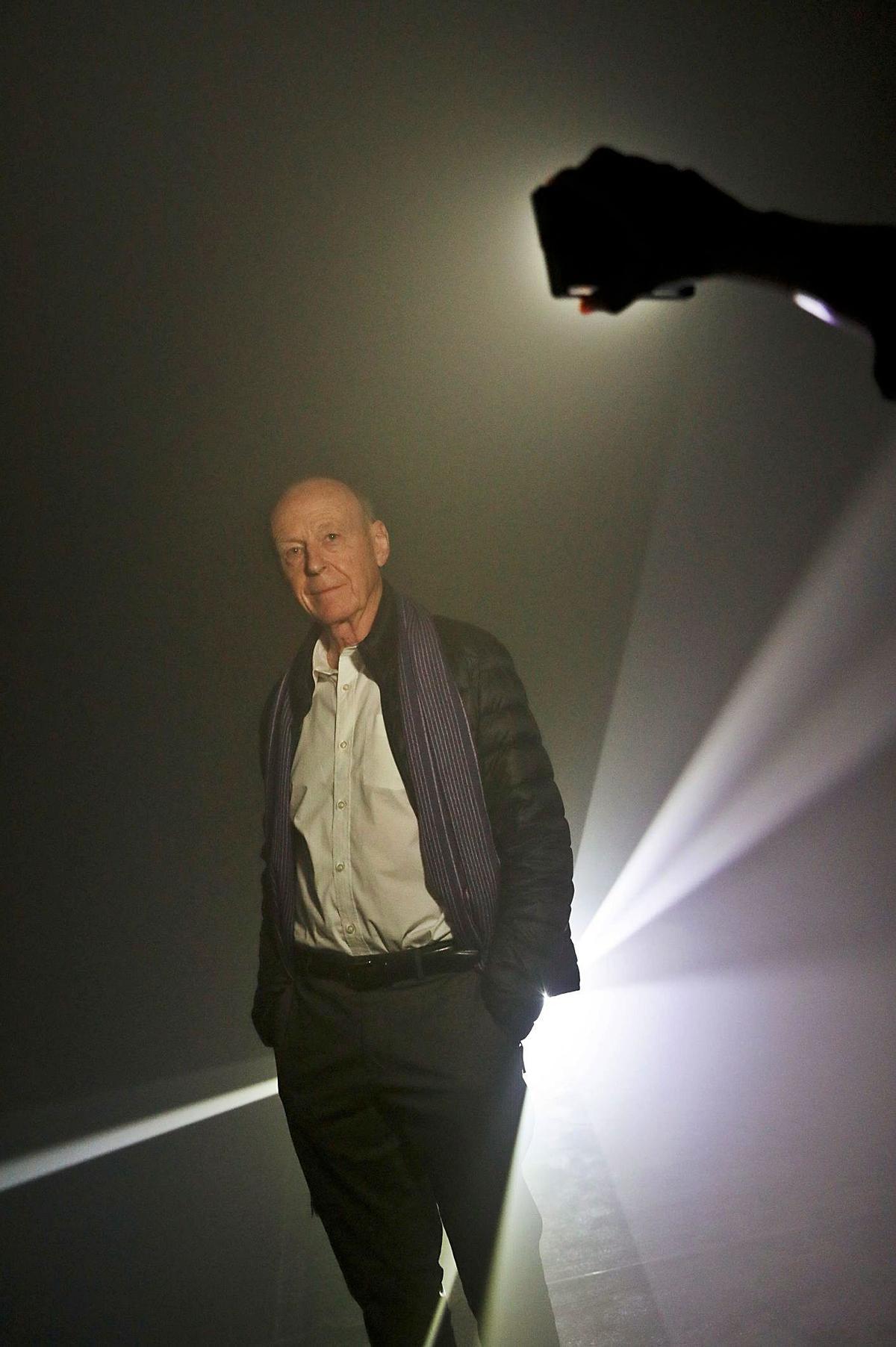 Anthony McCall, dentro de su escultura de luz. |  JUAN PLAZA