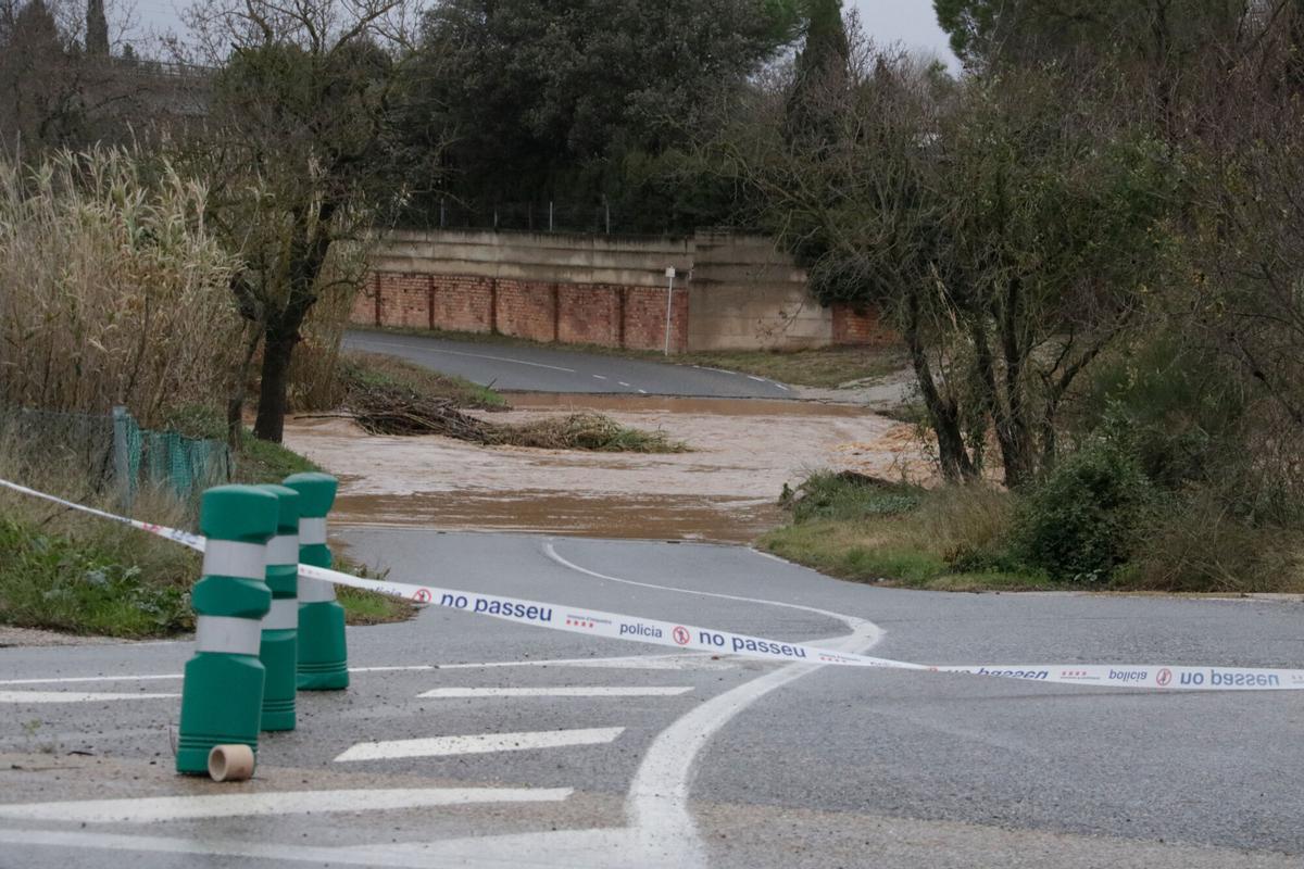 Pas inundat i carretera tallada per la crescuda del cabal cap al riu Manol al Pont del Príncep