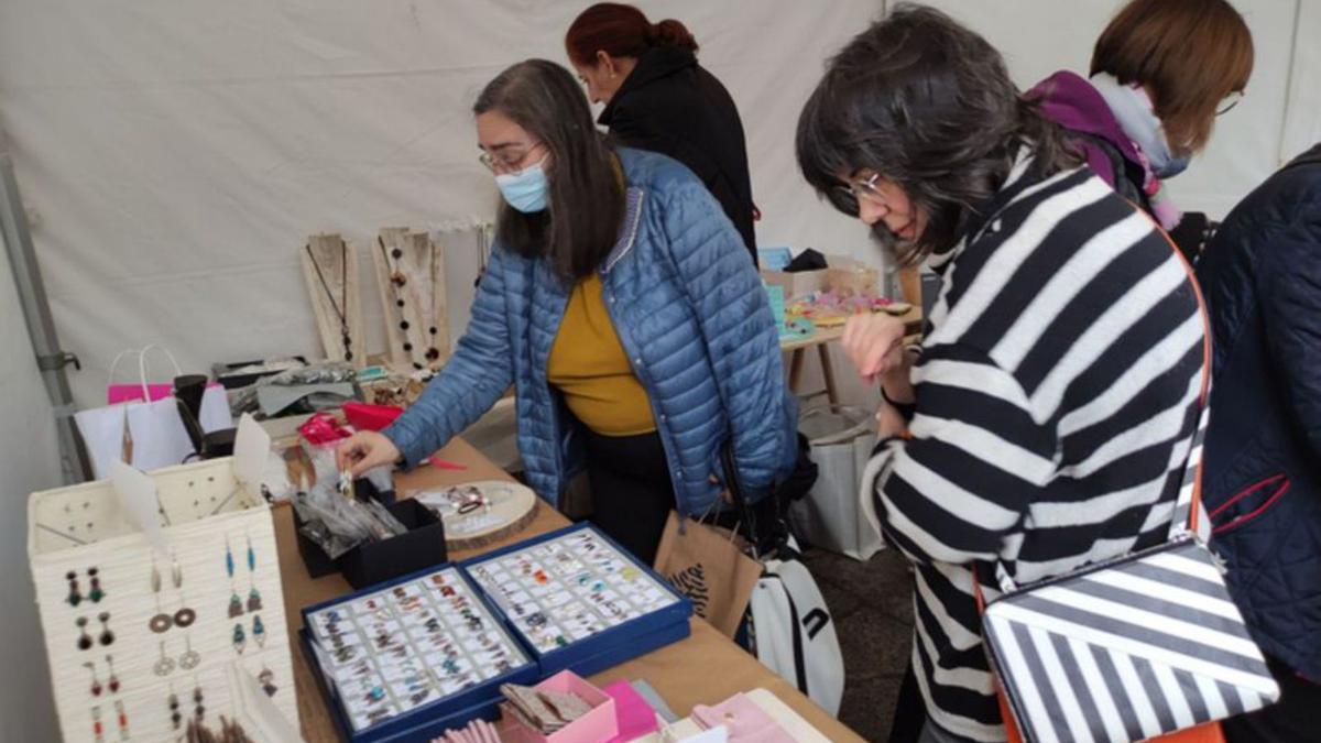 Joyas en liquidación y con descuentos importantes, en la feria. | E. P.