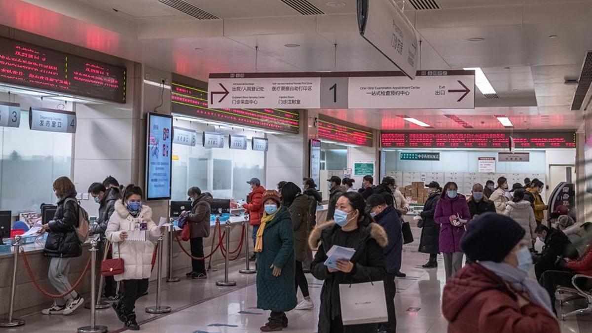 Personas con mascarillas visitan un hospital en Pekín, China