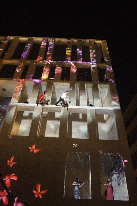 Danza vertical sobre la fachada del Moneo