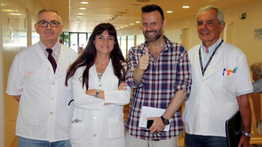 D&#039;esquerra a dreta, el doctor Bernardo Querals, la doctora Carmen Auñón, el pacient, Alberto Márquez, i el doctor Joan Figueras · ACN