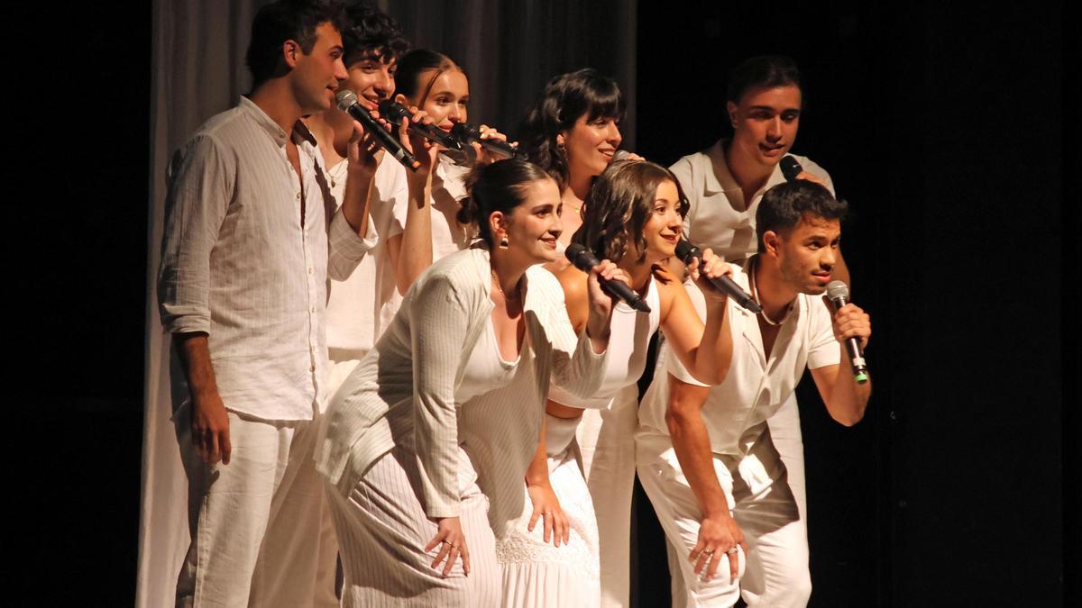 Els actors i cantants de la Nit de Musikaals en l'actuació del mes de juliol que va omplir el Kursaal