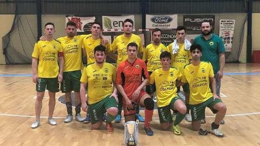 Los jugadores posan con la copa de subcampeón.