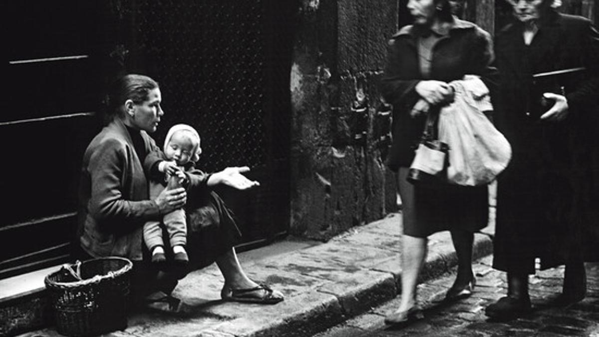 Foto de Forcano de una mujer pidiendo limosna en la calle de Montcada, en 1963.