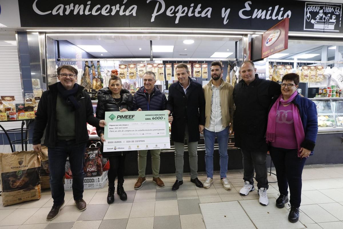 Sara Platania recoge el cheque de 6000 euros de la Pimeef Sara Platania recoge el cheque de 6000 euros de la Pimeef