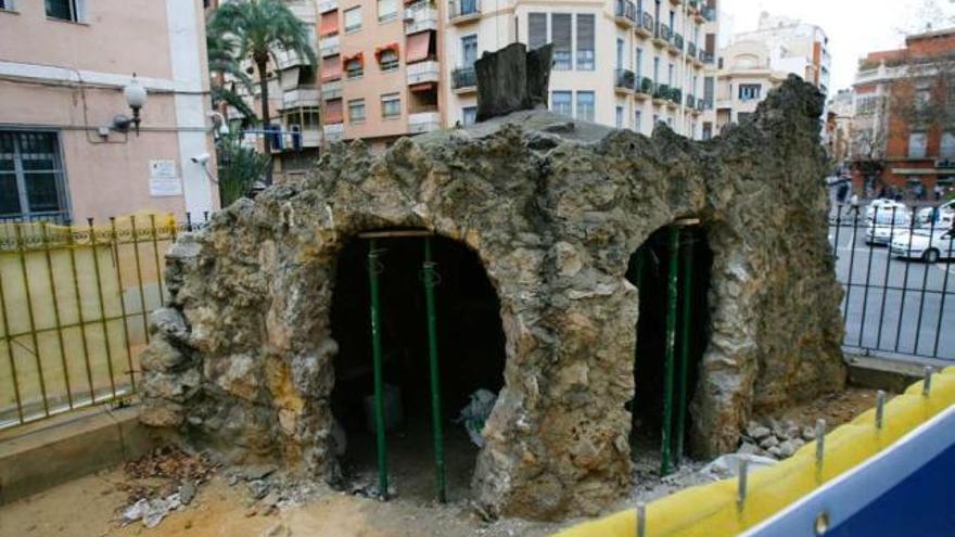 Imagen de la gruta del siglo XIX que está siendo restaurada junto al Panteón de Quijano .