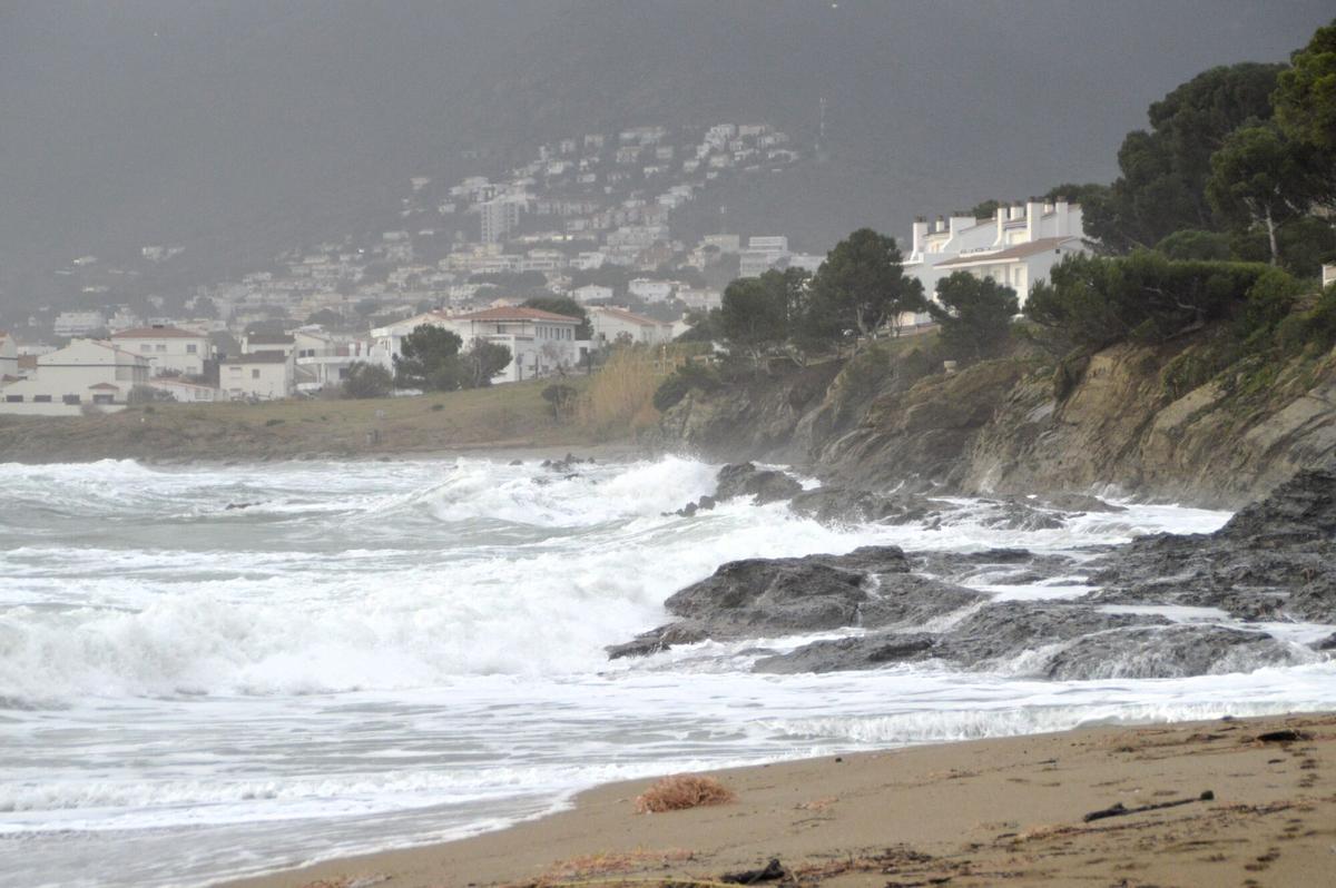 Olas en el mar a causa del viento en Portbou.