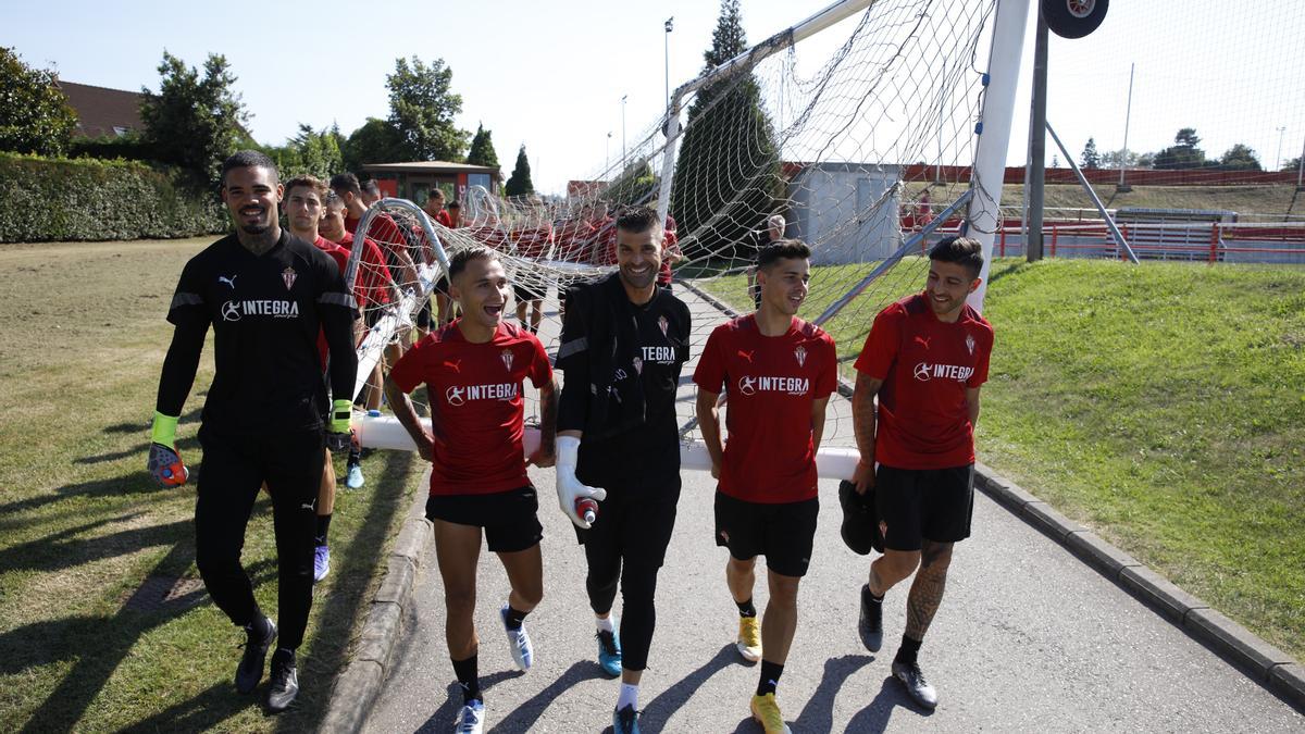 Fran Villalba, segundo por la izquierda, en uno de los primeros entrenamientos.