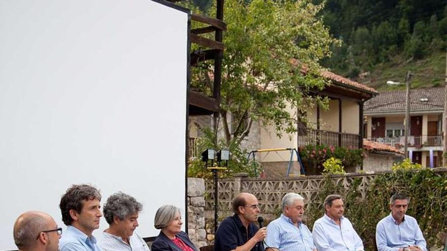 De izquierda a derecha: Maxi Rodríguez; Iñaki Guevara; Carlos Iglesias; Tina Sainz; Belarmino Fernández, presidente de la Asociación Cultural de Bueño; José Ramón García, alcalde de Ribera de Arriba; Juan Gona y David Orihuela.