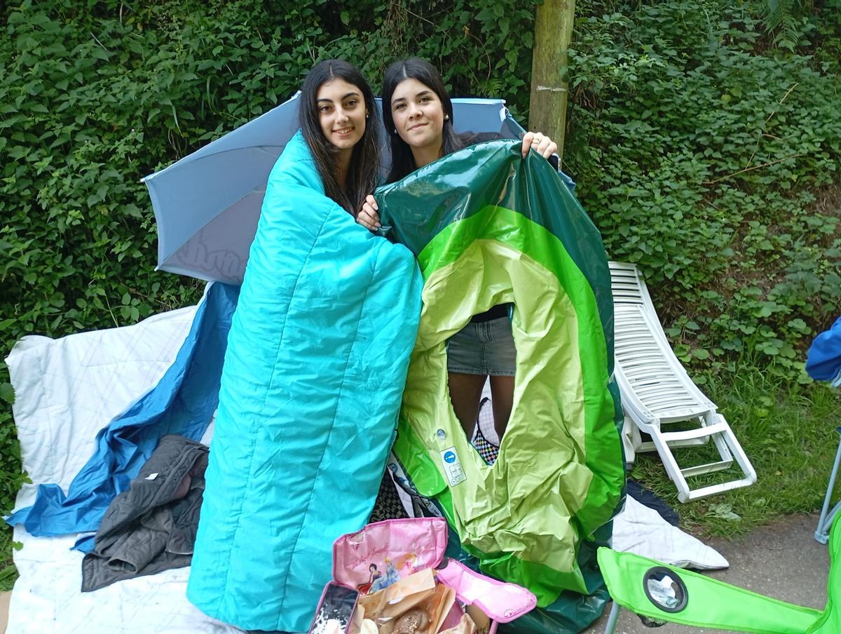 Las fans de Aitana pasan la noche junto al río de La Magdalena, en Avilés.
