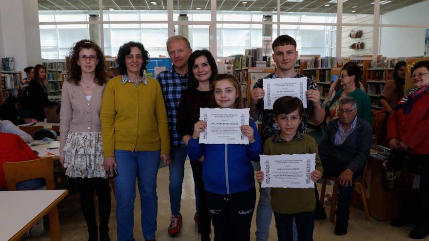 Yolanda Alonso, ayer, con los ganadores del Concurso de Microrrelatos «Día del libro», en Bances Candamo . | M. V.