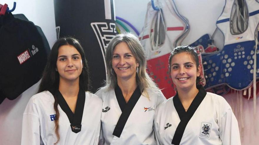 Meri Suárez, entre sus hijas Helena y Sara García. | // CARLOS PARDELLAS