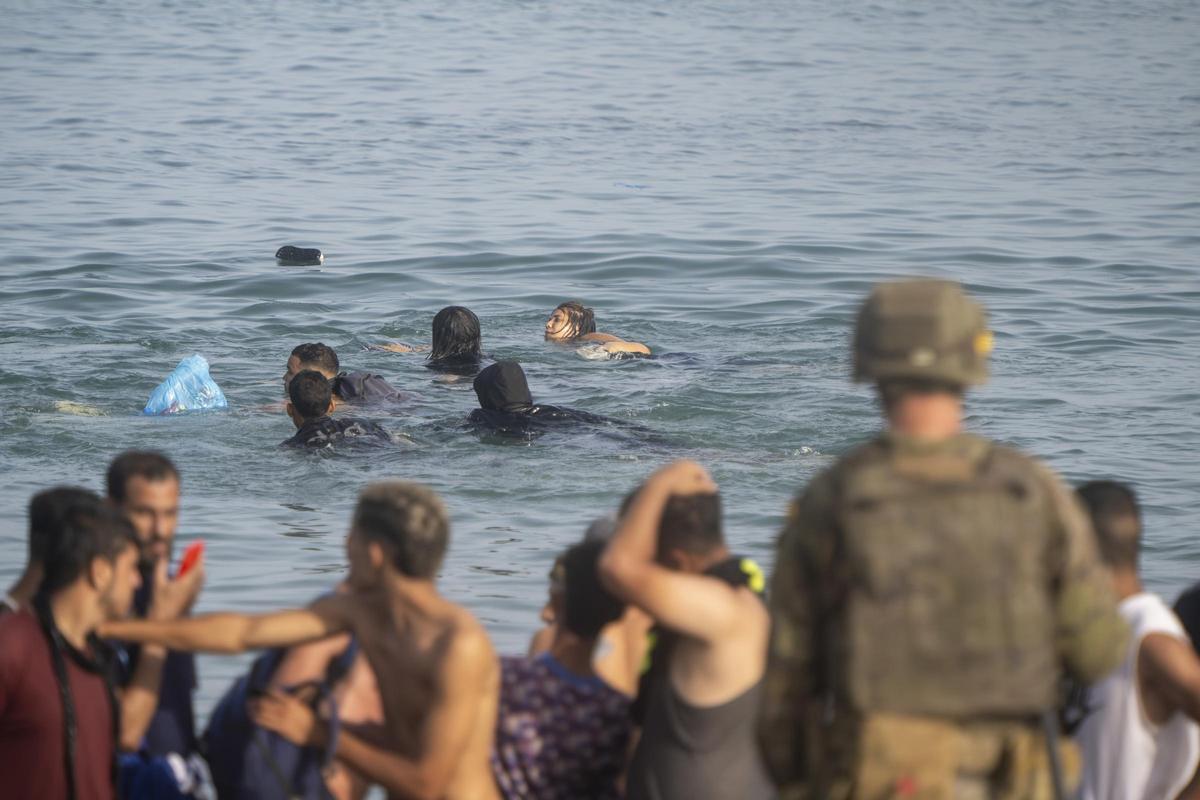 Archivo - Decenas de migrantes intentan cruzar a España desde Marruecos, a 31 de julio de 2026, en Ceuta (España).