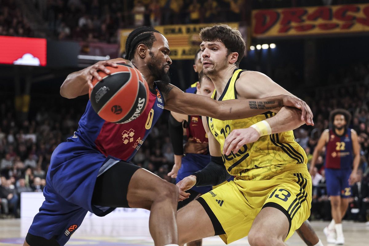 El azulgrana Kevin Punter trata de avanzar ante Biberovic.
