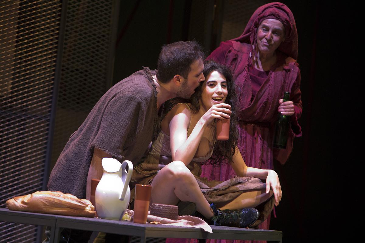 Calisto y Melibea disfrutande su amor en una representación de 'La Celestina' en el Teatro Flumen de València.