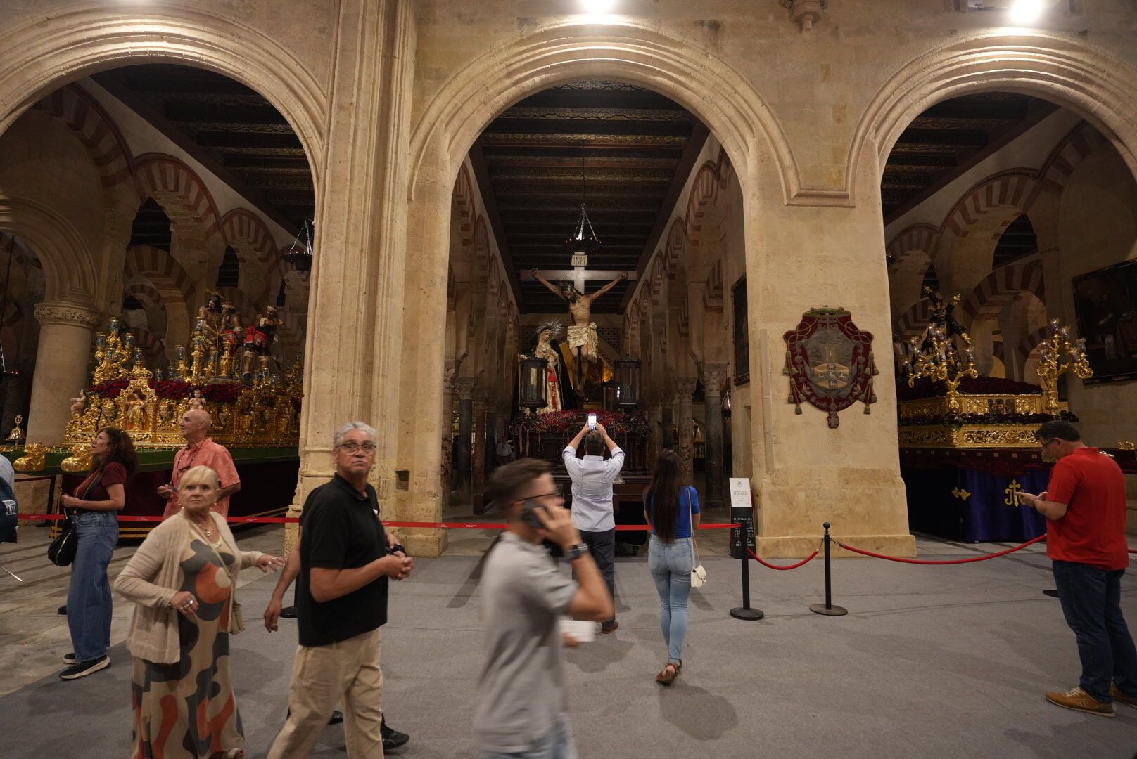 La imágenes del Magno Vía Crucis expuestas en la Mezquita Catedral