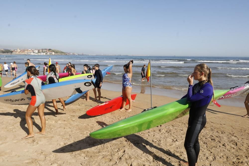 Jóvenes de salvamento en la playa