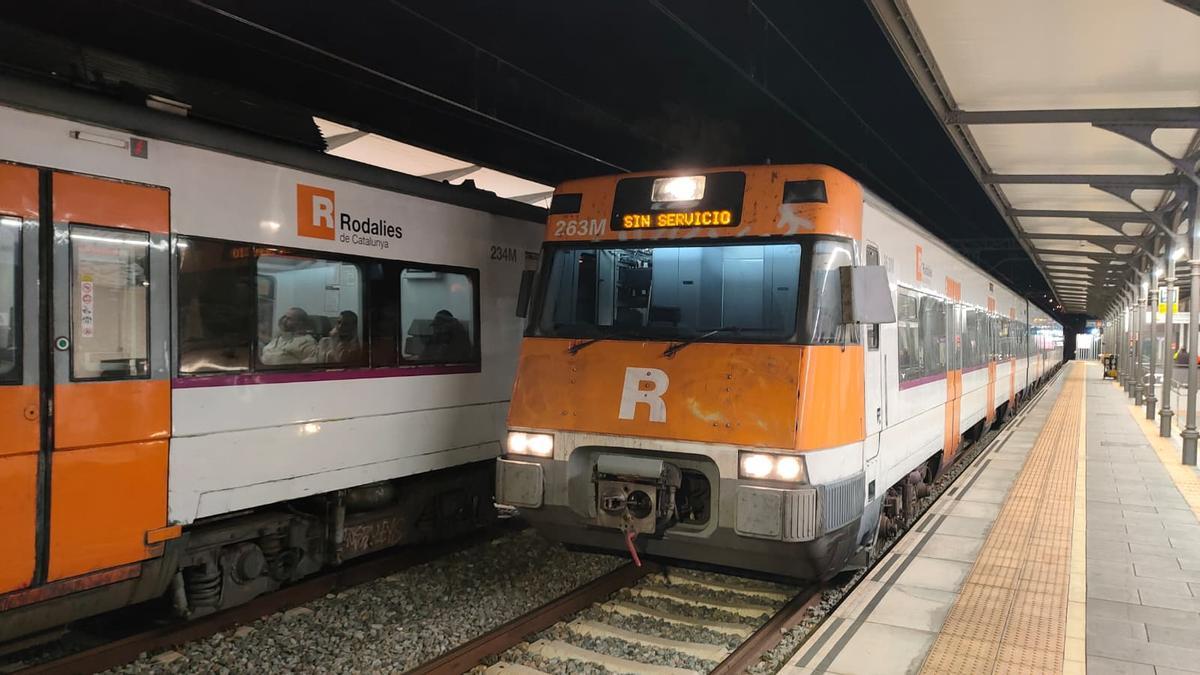 Dos trens aturats, un d'ells amb passatgers, a l'estació de Renfe de Manresa