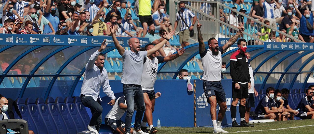 Xavi Calm y Joan Vich protestan una decisión del árbitro durante el partido de ayer en el Estadi Balear.