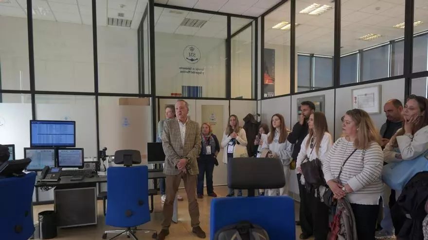 15 coruñeses visitan la torre de control marítima de A Coruña