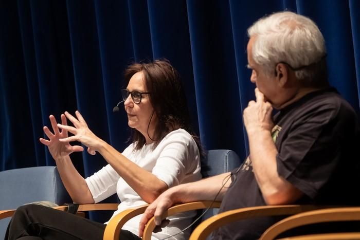 María Dueñas, con escolares en Tenerife