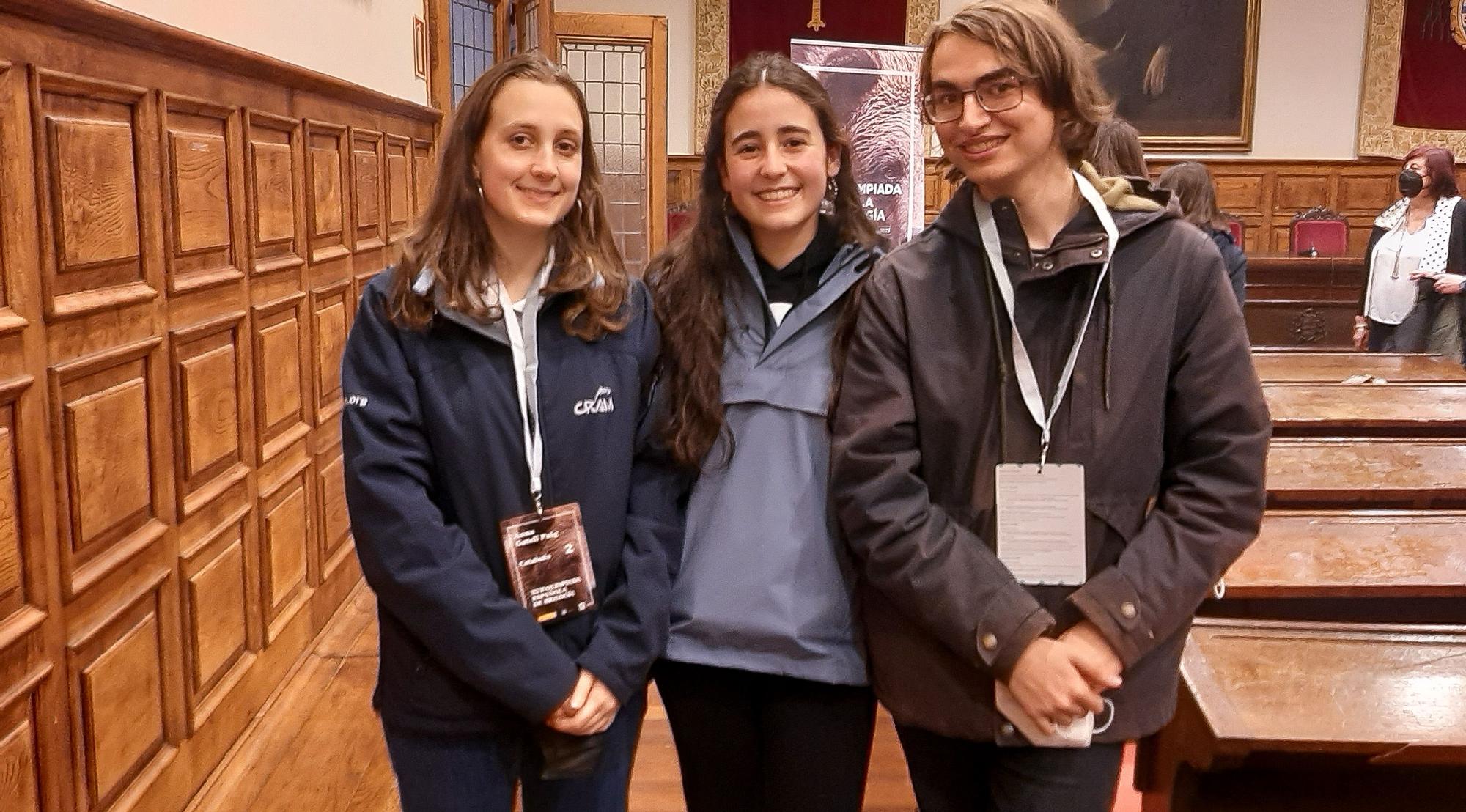 Por la izquierda Anna Gatell, Carlota Esclassans y Mar Farrés, estudiantes catalanes, ayer a su llegada a Oviedo para participar en la Olimpiada de Biología.