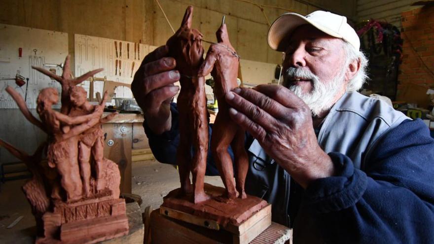 Ricardo Dávila con una de sus esculturas. | L.O.