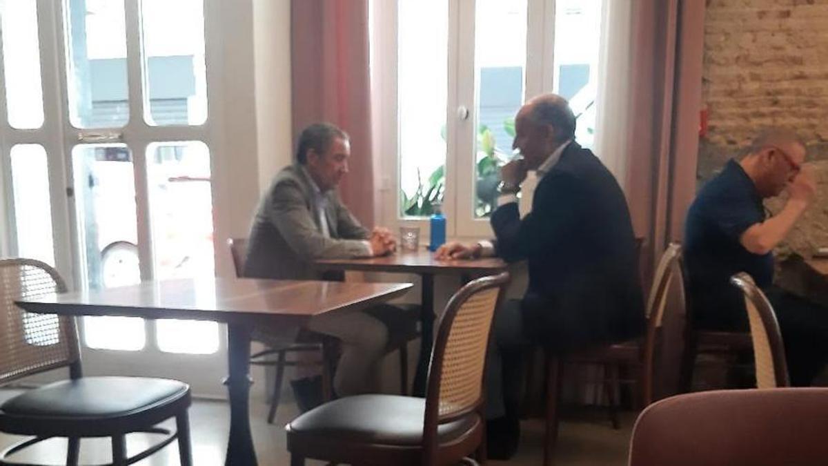 Eduardo Zaplana y Francisco Camps comparten mesa en un hotel de València, este jueves.
