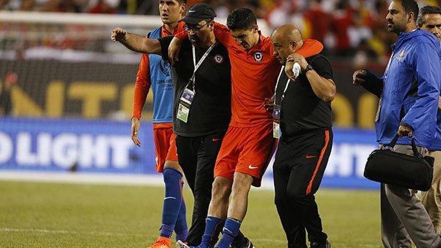 Pablo Hernández sale del campo lesionado.