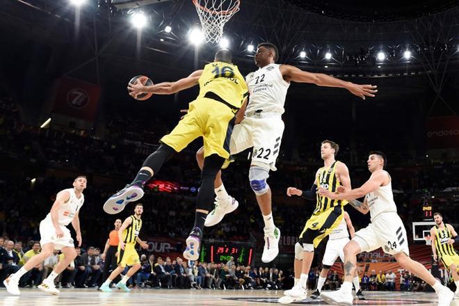 Walter Tavares (R) del Real Madrid se enfrenta a  Kostas Sloukas del Fenerbahce durante el partido por el tercer puesto de la EuroLiga entre el  Fenerbahce y el Real Madrid en el Fernando Buesa Arena en Vitoria.