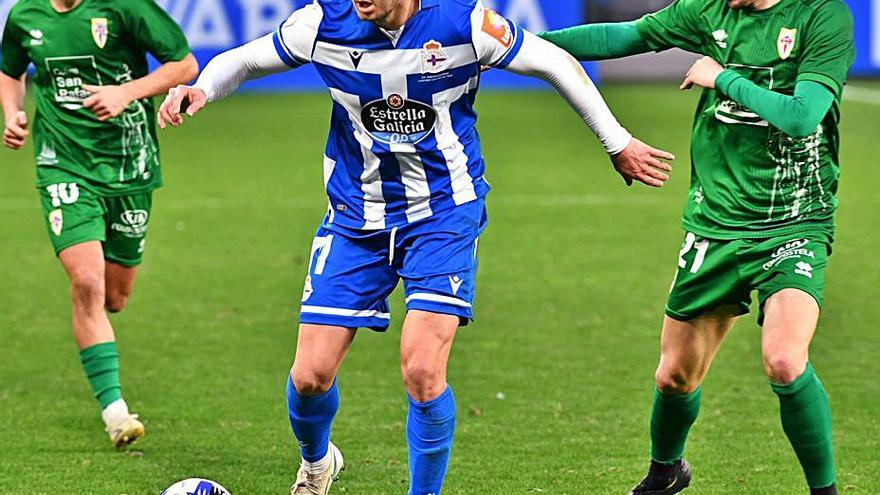 Borja Galán, con el balón ante dos jugadores visitantes. |  // VÍCTOR ECHAVE