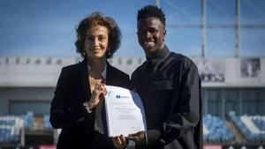 Audrey Azoulay, junto a Vinícius Jr. En Valdebebas.