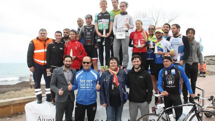 Podio de la VI edición del Duatló de Ca&#039;n Picafort disputado ayer.