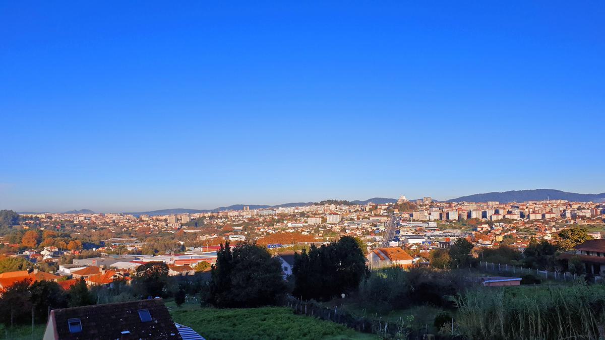 Vista de Vigo desde Bembrive, este jueves