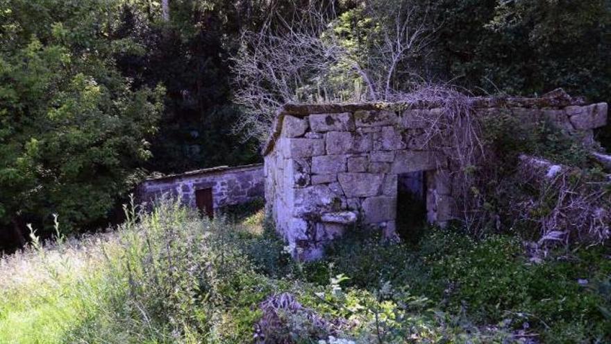 Uno de los molinos del río Inferniño que podría ser recuperado gracias al Obradoiro de Emprego.  // G.N.