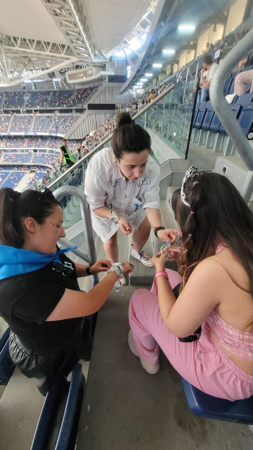 Miriam e Inés Uría Piñera intercambian pulseras de la amistad con Cristina Colunga.