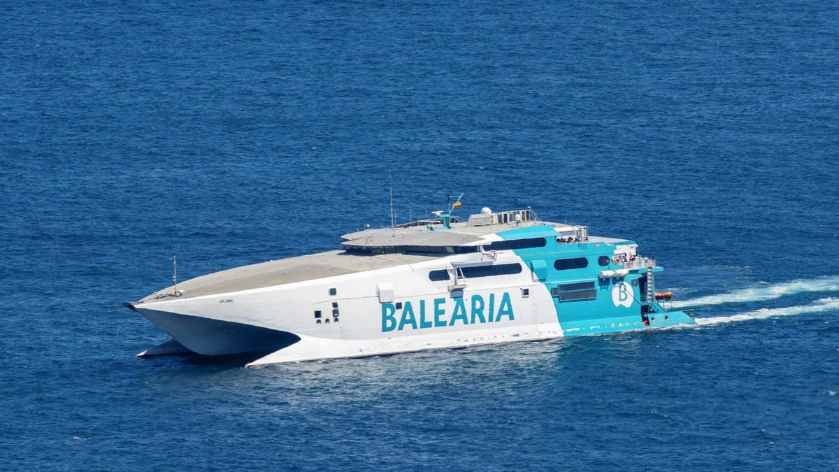 Archivo - Flota de la compañia naviera Balearia atracada en el puerto de Barcelona. Barco Jaume III.