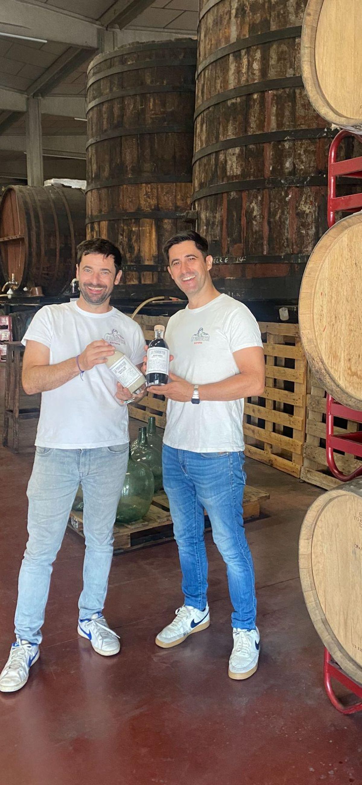 Els germans Oliva amb la ratafia i la crema de ratafia "La Pabordessa"
