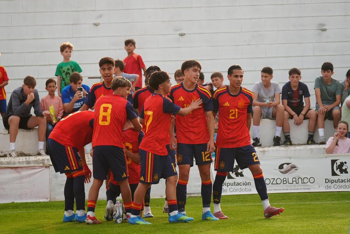 La selección española sub-17 celebra uno de sus goles ante Ucrania en Pozoblanco.