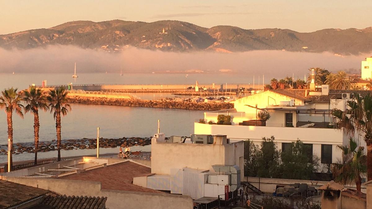 La niebla la mañana de este viernes desde El Molinar.