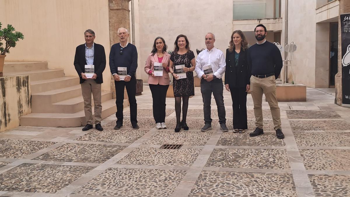 Carmen Orte, en el centro, con algunos de los autores y colaboradores (del IMAS y de la Fundació Guillem Cifre de Colonya) del Anuari de l'Envelliment