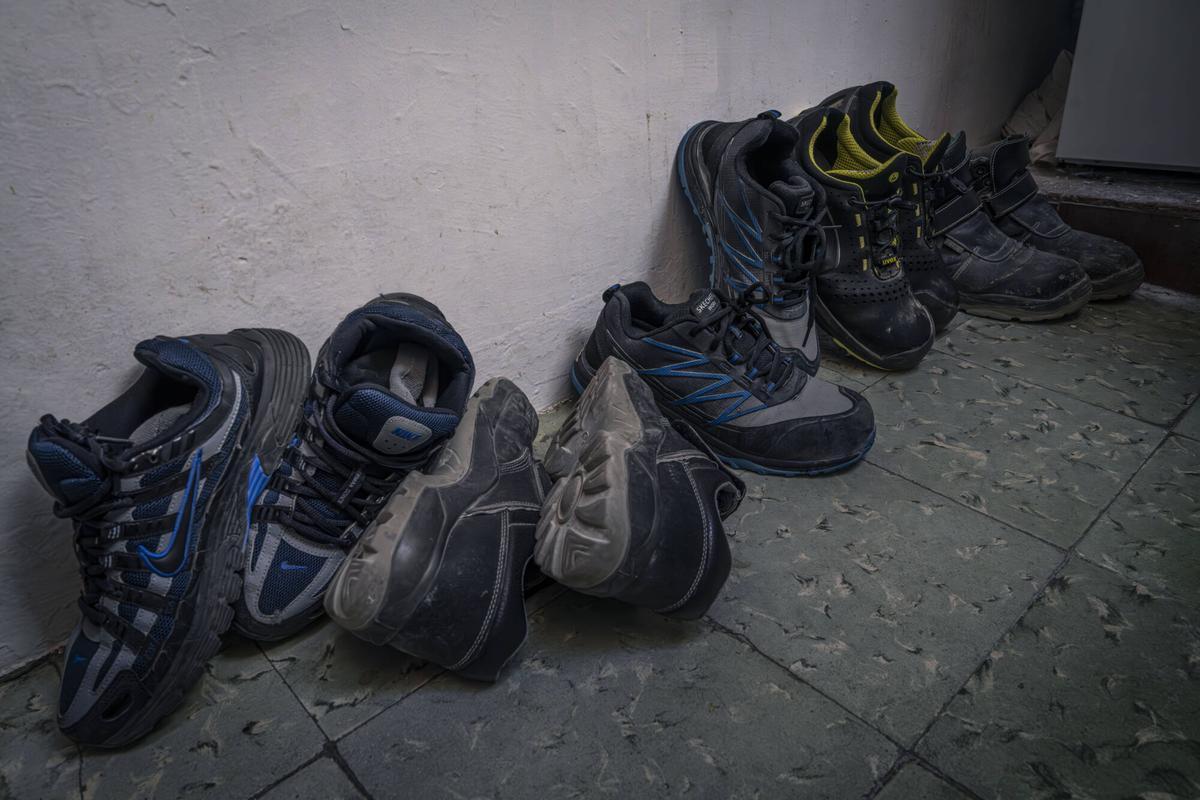 Los zapatos de seguridad de los cinco trabajadores turcos de la subcontrata del Camp Nou.