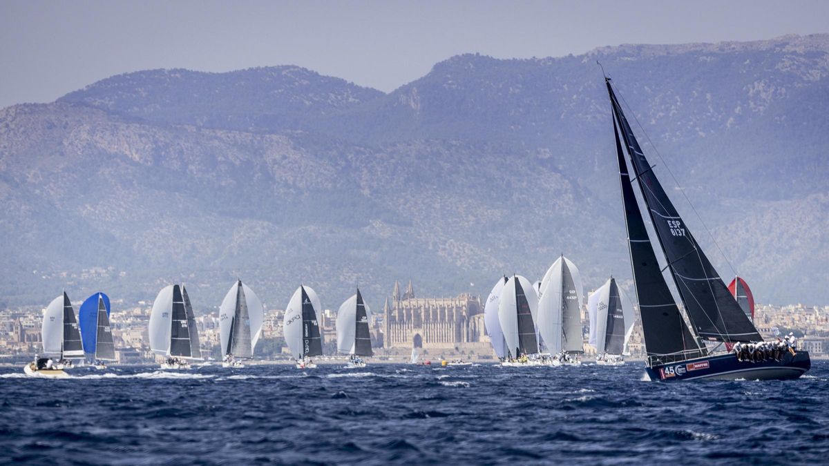 Panorámica de una regata de la clase ORC en Copa del Rey en 2024
