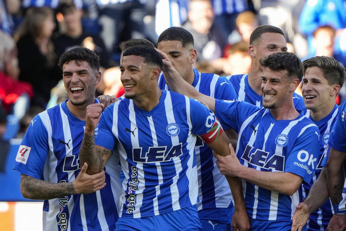 1-0. El Alavés supera al Atlético al descanso